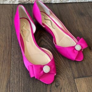 NWT. Nina New York Womens 8W Fuchsia Pink Open Toe Low Wedge Heels